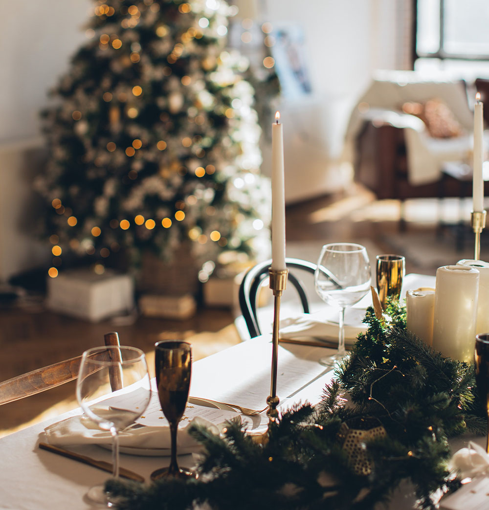 Ziemassvētku interjera dekorēšana un Ziemassvētku vakara galds ar niedrēm un svecēm