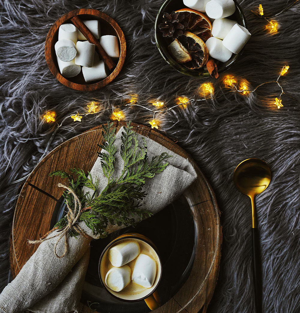 DIY Ziemassvētku rotājumi: žāvēti augļi un zefīri, lampiņas.