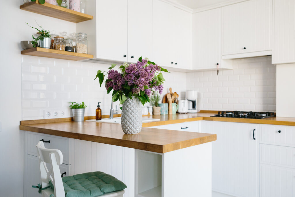 Skandināvu stilā ieturēta neliela virtuve ar baltām mēbelēm