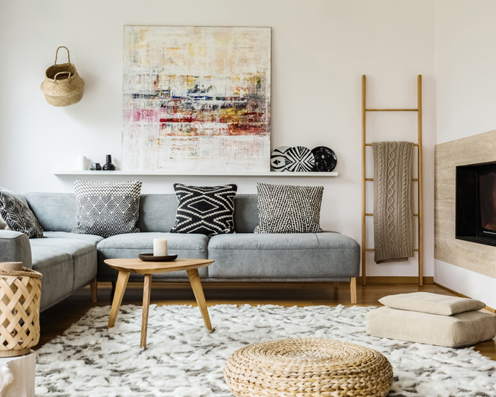 Dzīvojamā istaba ‘’boho’’ stilā ar kamīnu