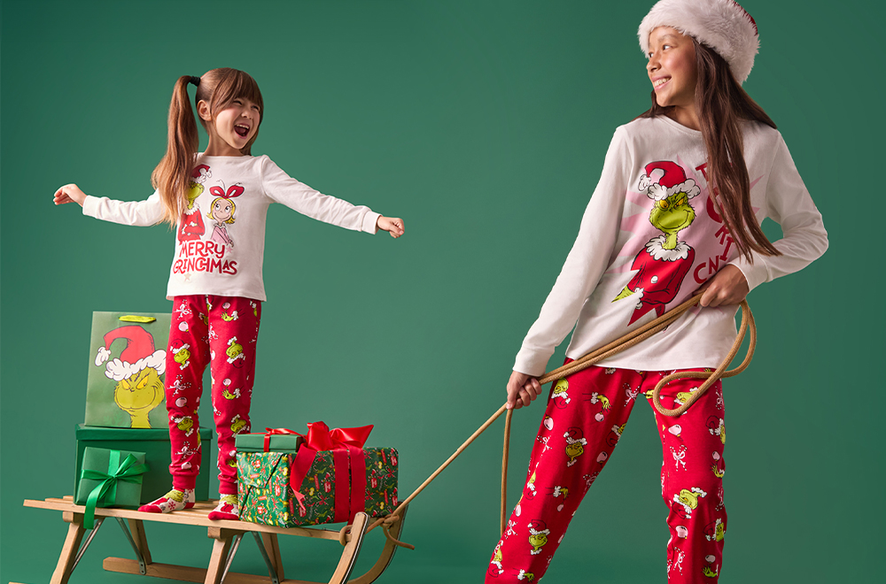 Meitenes, kas spēlējas Grinča pidžamās