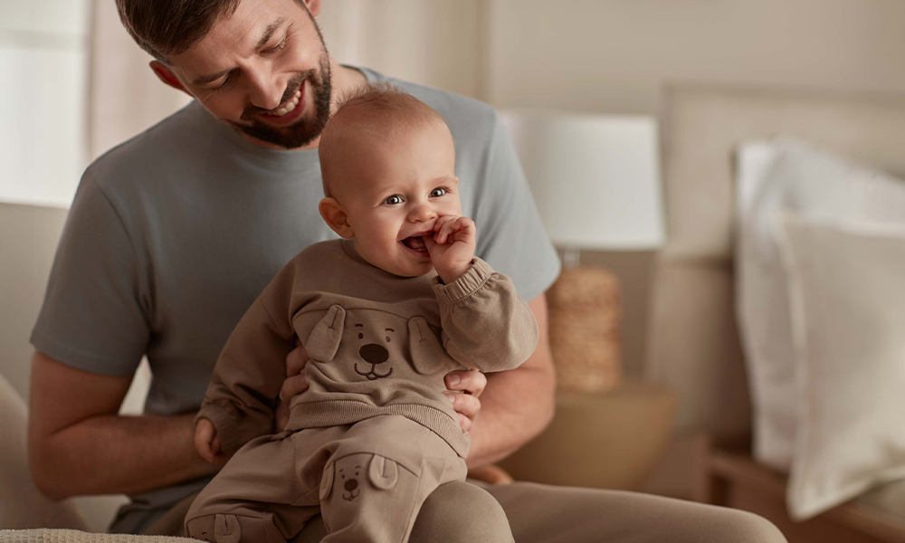 Bērns tēvam klēpī