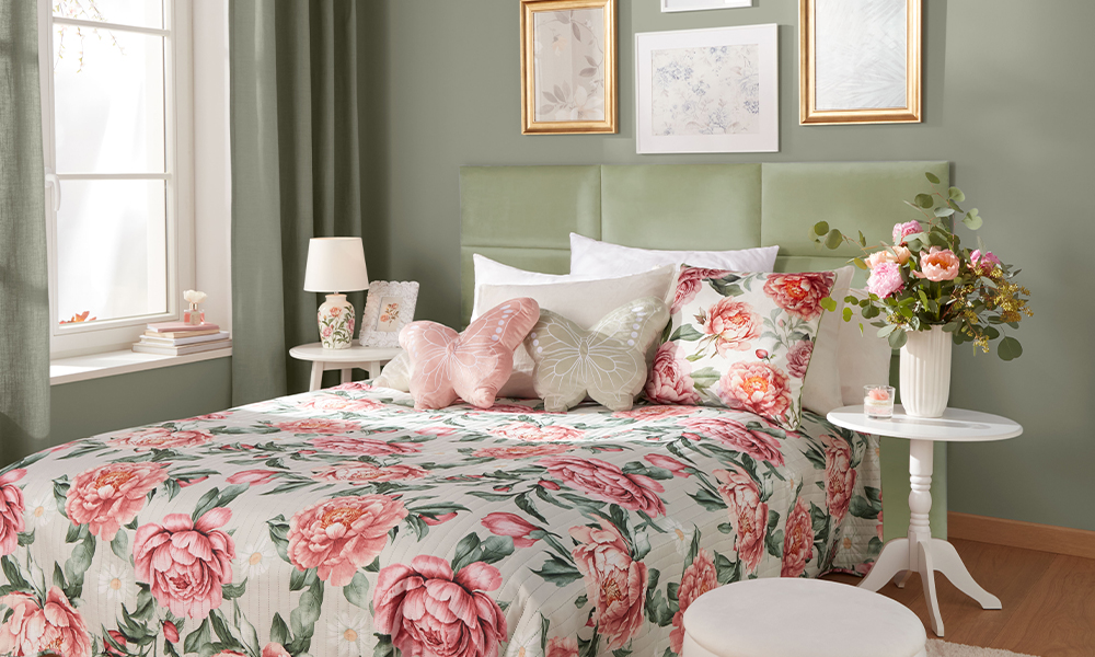 Guļamistaba, kas dekorēta ar peoniju tematikas aksesuāriem