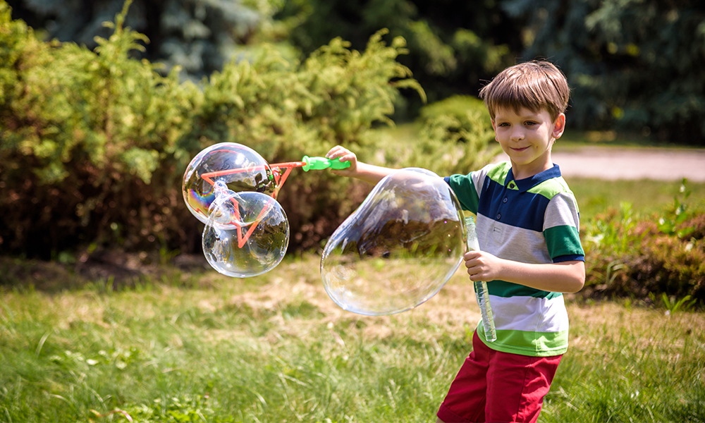 Zēns, kurš pūš ziepju burbuļus